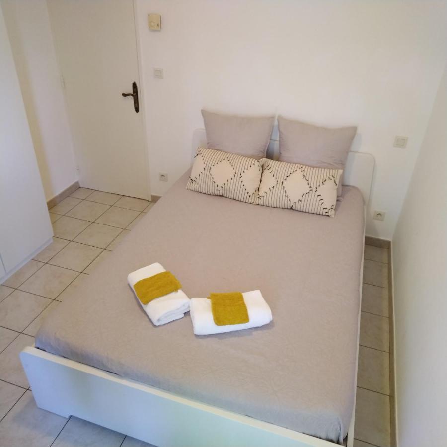 ユゼLe Provence Avec Piscine, Climatisation Et Parkingアパートメント エクステリア 写真